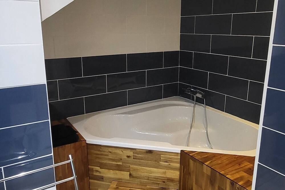 Building in the heart of the Luberon on a wine-growing estate with private swimming pool in La Tour-d'Aigues, Parc naturel régional du Luberon