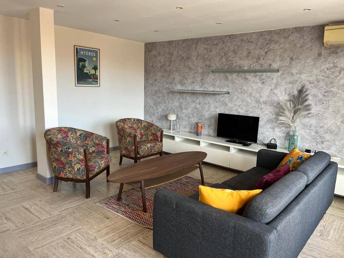 Appartement entier, Hyères Grand Appartement 3 chambres Balcon centre ville Wifi in Hyeres, Parc national de Port-Cros