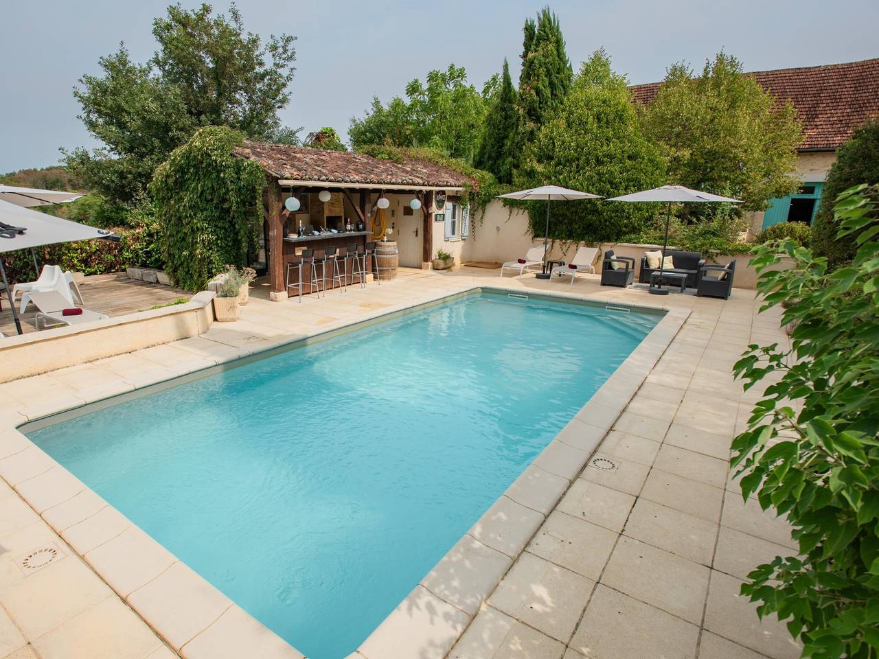 Petite maison de vacances avec piscine partagée in Dégagnac, Lot