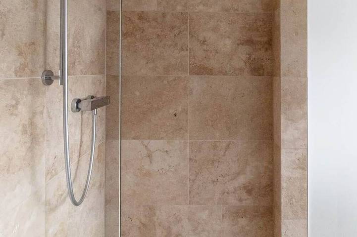 Ganze Wohnung, Zentral & hell - mit Aufzug ins Dach der Häselburg (22) in Gera, Ostthüringen
