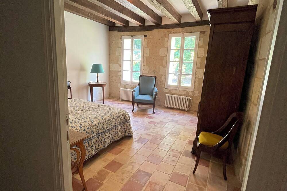 16th century priory, sleeps 11, large enclosed garden, near the Loire chateaux in Saint-Étienne-de-Chigny, Tours region