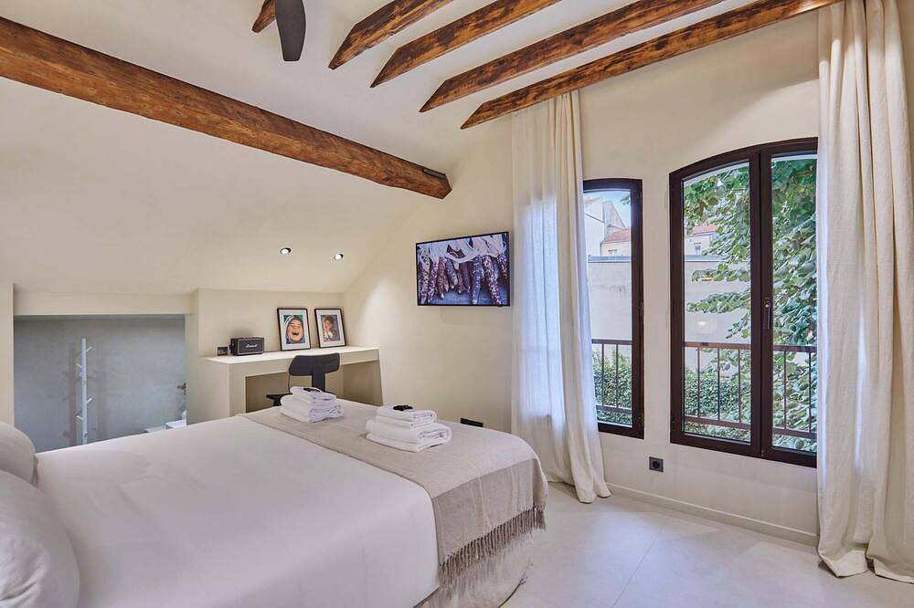 Architect house Porte Maillot  la Defense Arena in Puteaux, Hauts-de-Seine