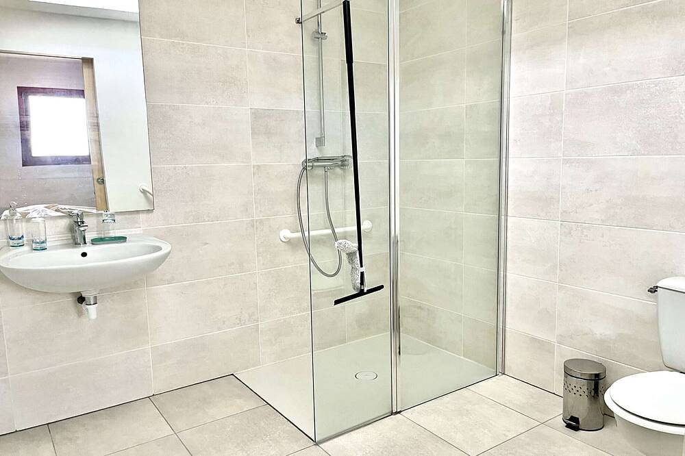 Unique T5 House Renovated Pmr – Locmiquélic Center – Rated 2* in Locmiquélic, Côte des Mégalithes