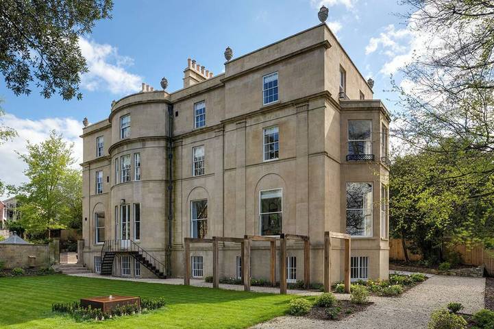 Vakantiehuis voor 22 personen, with whirlpool and terras as well as tuin in Bath