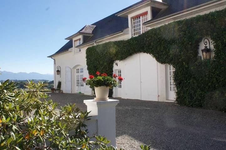 Gîte pour 3 personnes, avec Terrasse ainsi que Jardin et Piscine à Jurançon