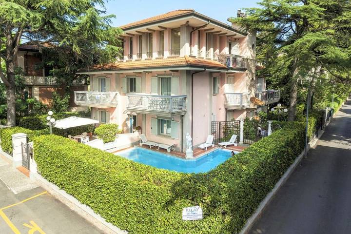 Aparthotel para 6 personas, con piscina además de terraza y jardín, Se admiten mascotas - 1