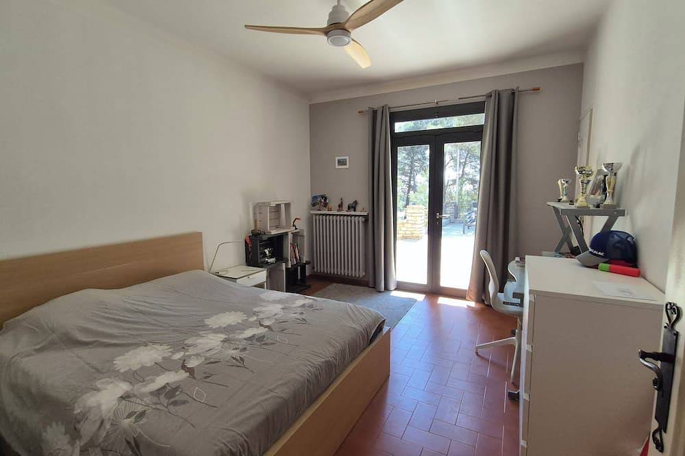 Villa with swimming pool for 10 people in the Alpilles in a pine forest of 5000 m2 in Eyguières, Arles region