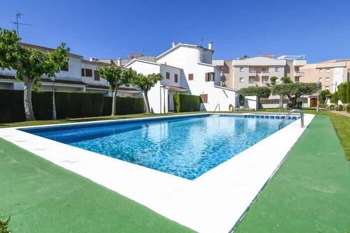 Chalet para 6 personas, con jardín y piscina - 1