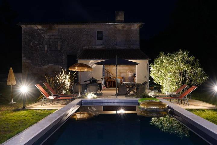 Location de vacances pour 6 personnes, avec jardin ainsi que piscine et vue à Fronsac