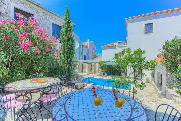 Ferienhaus für 18 Personen, mit Pool und Balkon in Tkon