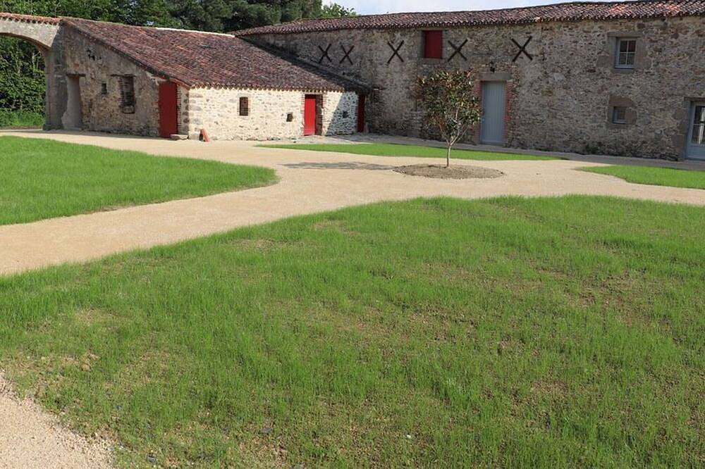 Casa rural con encanto del siglo Xviii, piscina cubierta, accesible para Pmr, capacidad 10 personas in Les Herbiers, Valle del Loira