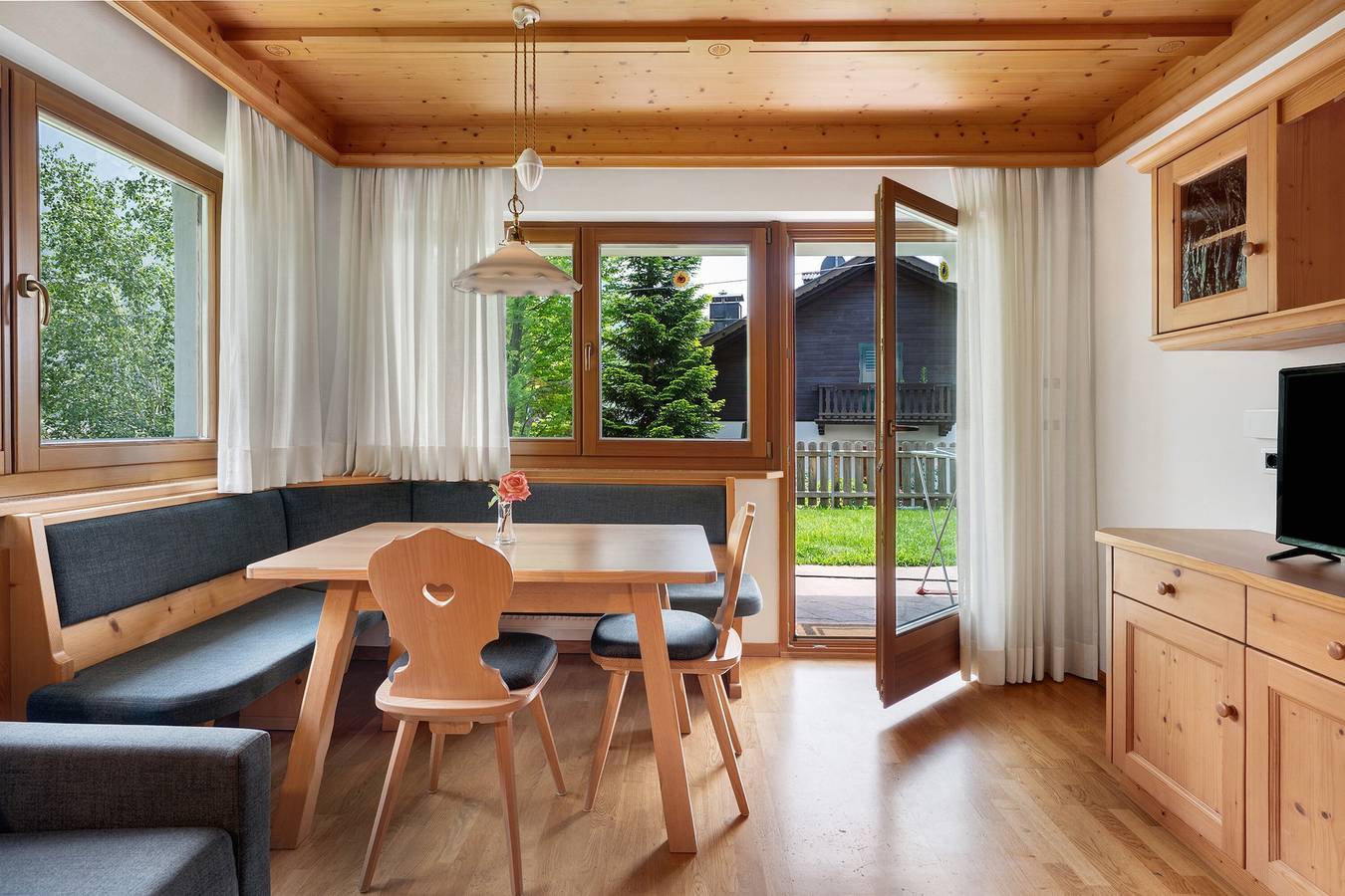 Entire apartment, Apartment 'Villa Nussbaumer A' with Mountain View, Private Terrace and Wi-Fi in Seis am Schlern, Kastelruth
