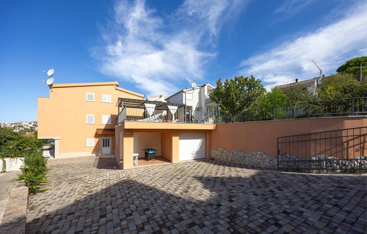 Ganze Ferienwohnung, Reizende 2-Zimmer-Wohnung mit Pool, WLAN und 700 m entferntem Strandzugang in Okrug Gornji, Ciovo