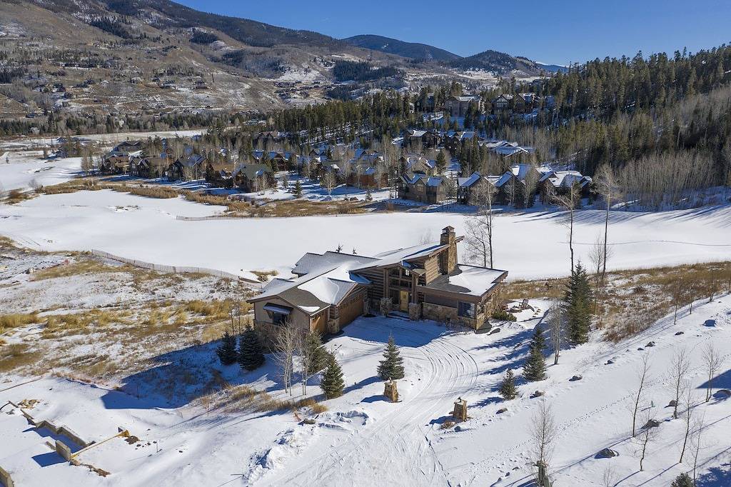 Beautiful Upscale Home on the Golf Course with Two Master Suites, Private hot tub in Silverthorne, Arapaho and Roosevelt National Forests