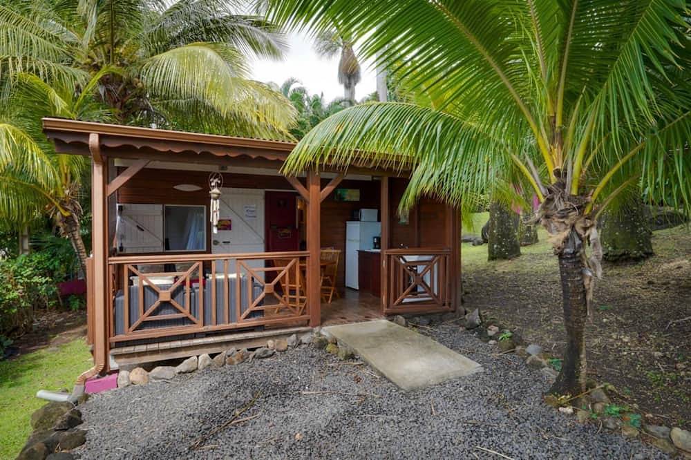 Ti Racoon garden and pool view bungalow in Pointe-Noire, Guadeloupe (Caribbean)