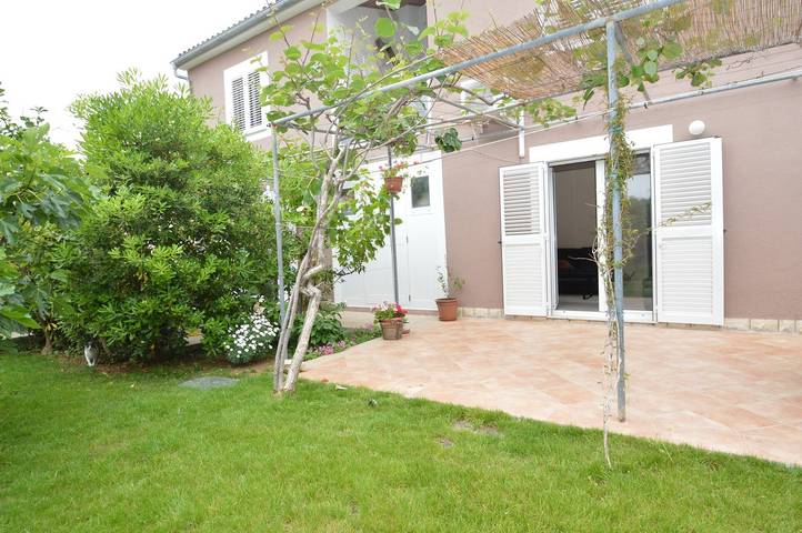 Ganze Wohnung, Apartment Ana 1 in Mali Lošinj, 100 m vom Strand Zagazinjine und 500 m vom Stadtzentrum entfernt. Die Wohnung verfügt über zwei Schlafzimmer, eine Küche, ein Wohnzimmer, ein Badezimmer, einen großen Garten mit Terrasse und Grill sowie einen gesicherten Parkplatz vor dem Haus. in Mali Lošinj, Lošinj (Kvarner Bucht)