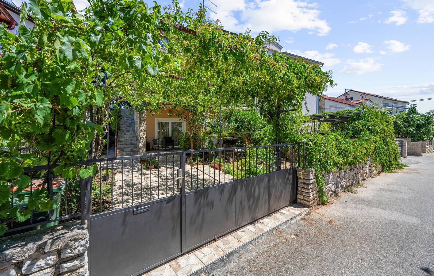 Ganze Ferienwohnung, Charmantes Apartment mit einem Schlafzimmer und Terrasse, 500 m vom Strand entfernt in Vodice, Šibenik-Knin