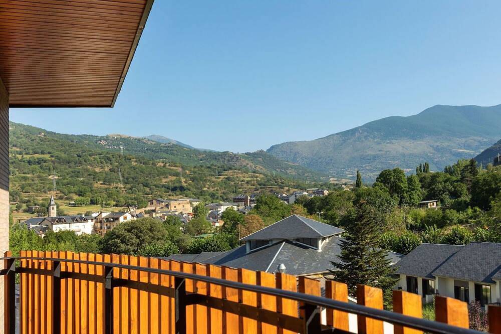 Entire apartment, Cosy apartment for 6 people with pool, A/C, Wifi, Tv and parking in Sort, Catalan Pyrenees
