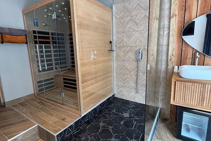 Location de vacances pour 2 personnes, avec jacuzzi et jardin à Les Ormes - 2