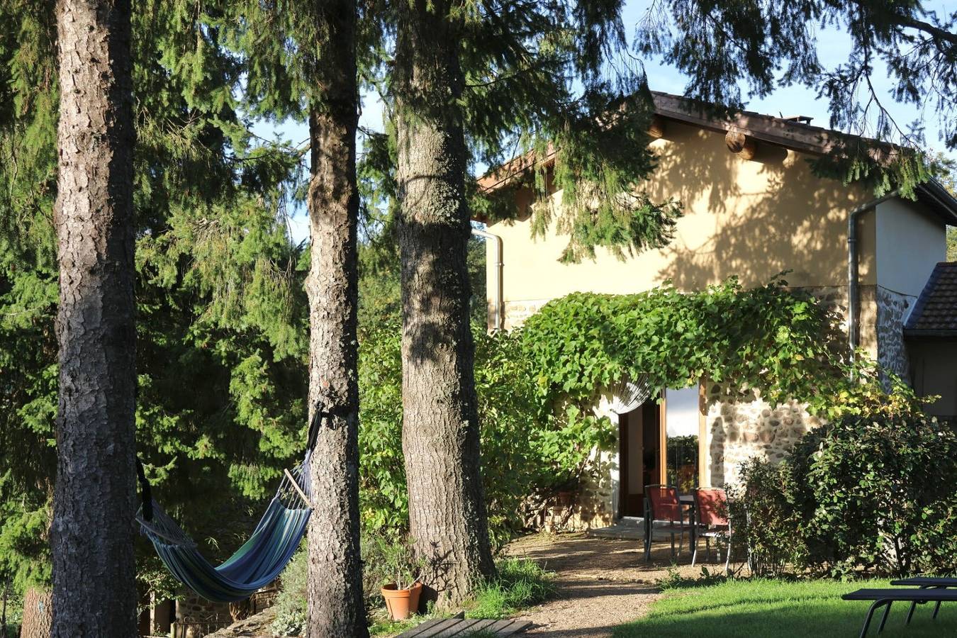 Gîte La Vie Pradis avec vue sur les montagnes, terrasse privée et wifi in Bertignat, Parc Naturel Régional Livradois-Forez