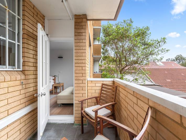 Studio for 2 people, with balcony/terrace and pool, child-friendly in Sydney