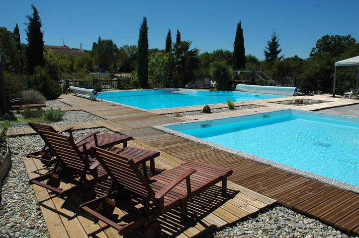 Location de vacances pour 2 personnes, avec bassin pour enfant et jardin ainsi que piscine et vue à Livers-Cazelles