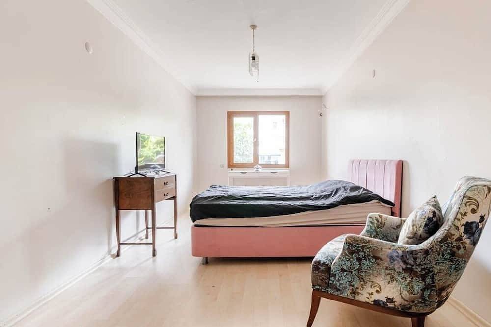Entire apartment, 3-bedroom private garden apartment in amazing Kusadasi with Wifi, pool, Ac in Kusadasi, Aydın Province