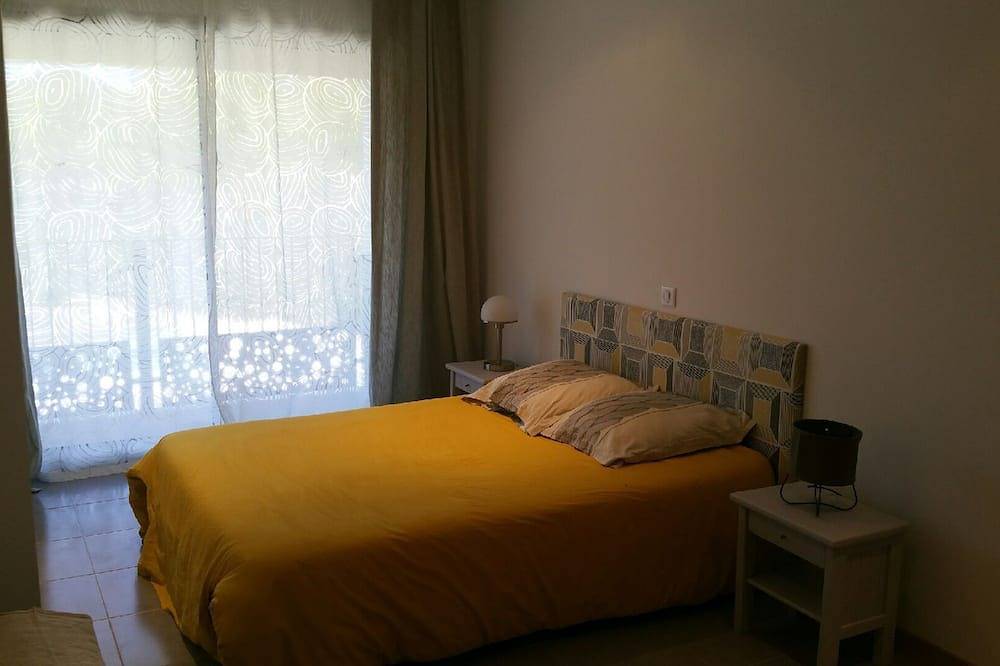 Villa mit Pool auf einem großen Waldgrundstück ohne Aussicht in Soubès, Lodève und Umgebung