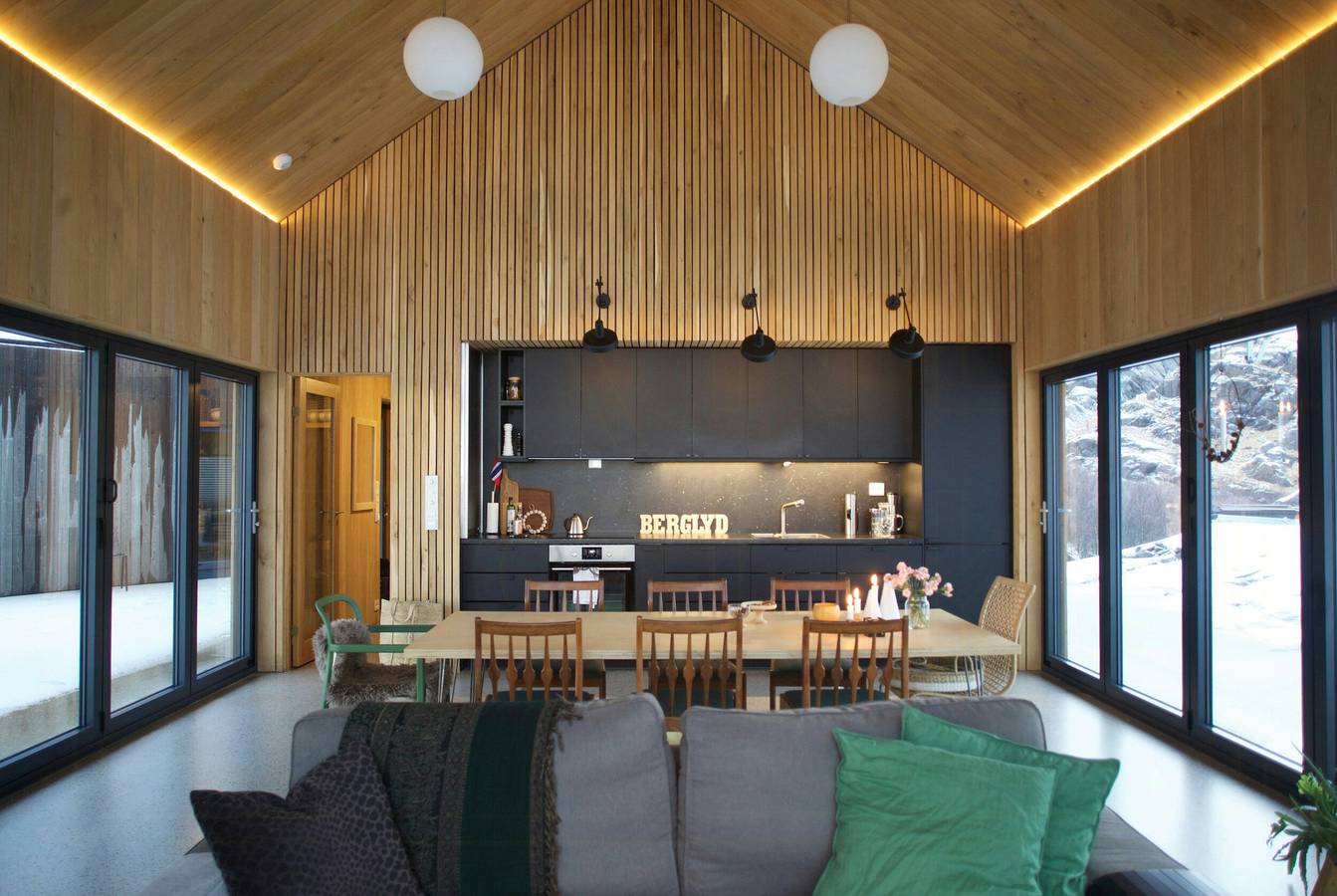 Arkitekttegnet hytte med utsikt til Kistefjellet in Sokndal 