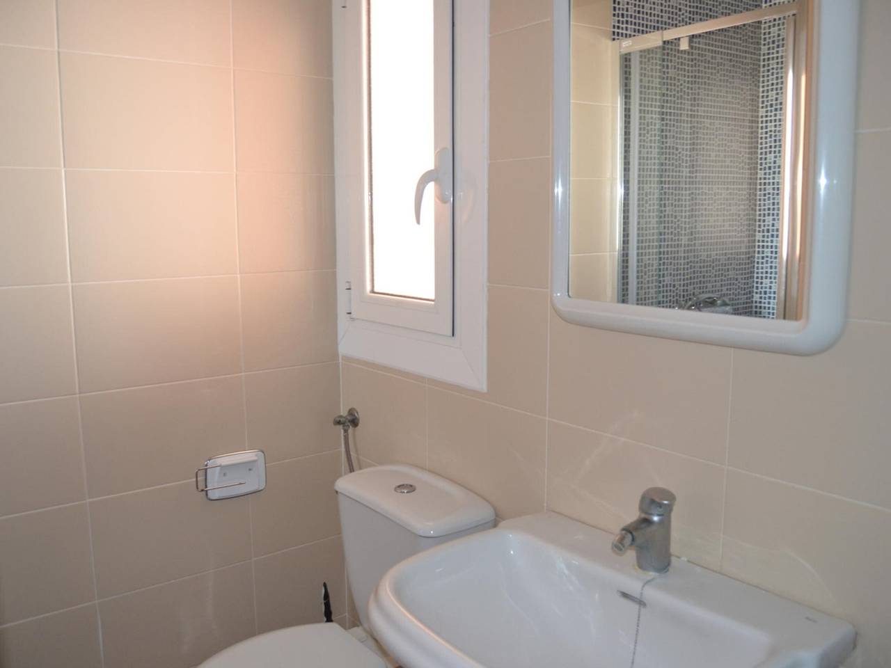 Apartamento entero, Apartamento en primera línea de playa en Denia con Wi-Fi, jardín y piscina in Almadraba, Costa Blanca
