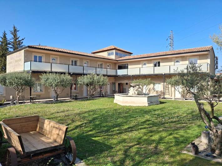 Maison d’hôte pour 12 personnes, avec Balcon et Jacuzzi ainsi que Jardin et Piscine à Plan-d'Orgon