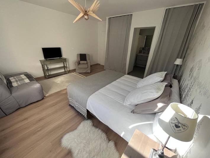 Location de vacances pour 4 personnes, avec vue ainsi que terrasse et jardin à Les Vigneaux - 3