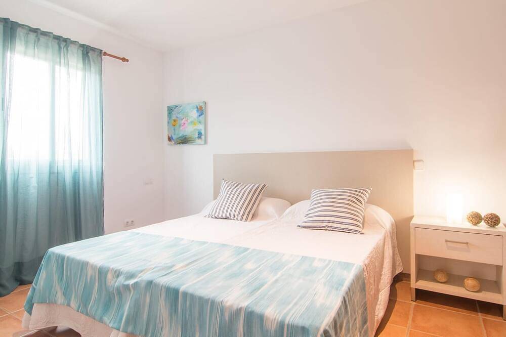 Amazing home in Port Verd with private swimming pool, can be inside or outside in Port Nou, Son Servera