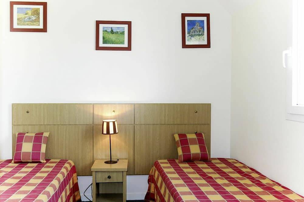 Nice apartment in villa for 8 people with Wifi, pool, Tv, terrace and pets allowed in Azay-le-Rideau, Loire Valley