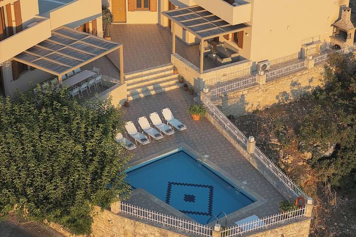 Antigoni Villa, Spacious Nature Retreat with Pool in Alfa, Région de Réthymnon