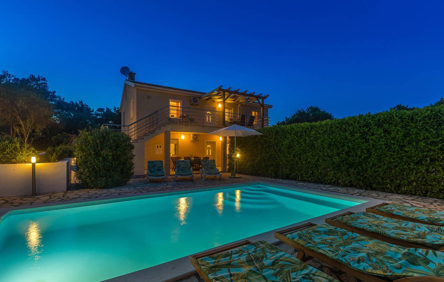 Ganze Ferienwohnung, Gemütliche 100 m² große Wohnung mit Pool, WLAN und Terrasse in der Nähe des Stadtzentrums in Krk Stadt, Krk