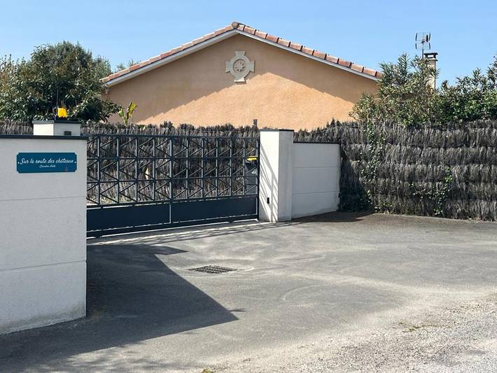 Gîte pour 2 personnes, avec piscine et terrasse ainsi que vue et jardin, animaux acceptés à Soussans - 3