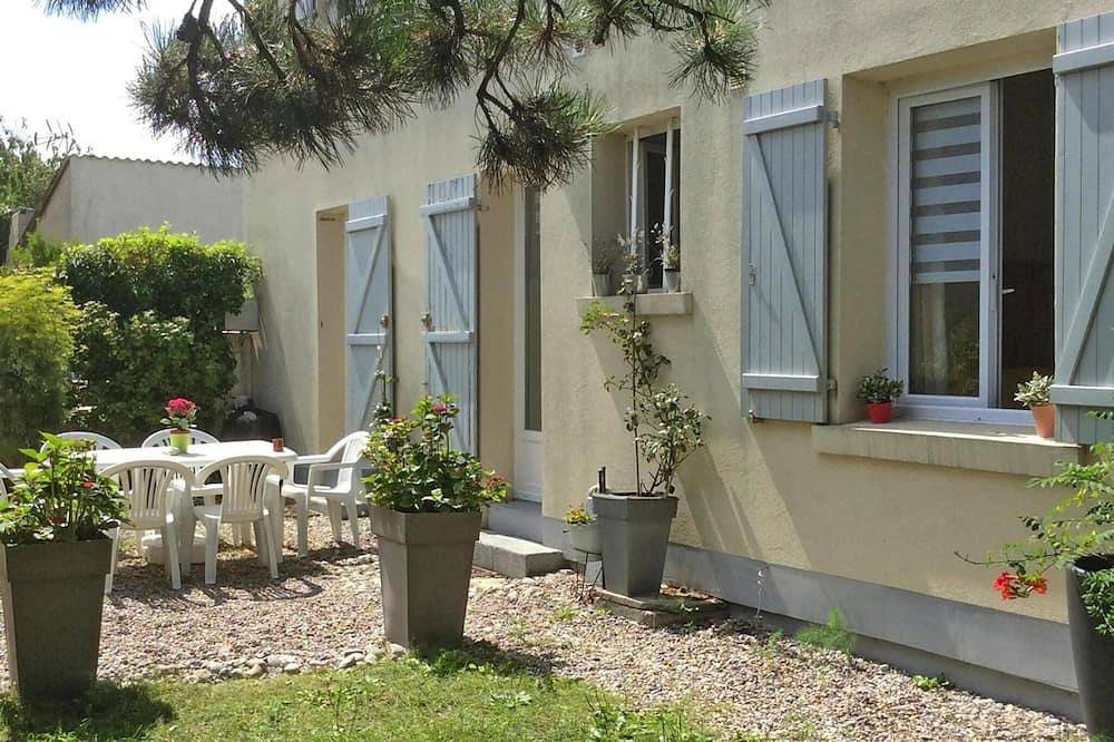 Entire apartment, Beachside Flat with Sunny Patio in Cayeux-sur-Mer, Abbeville region