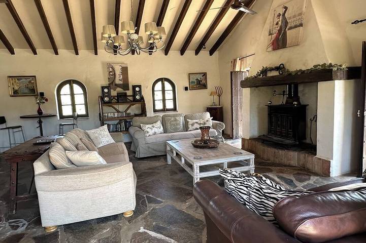 Large traditional Cortijo, Large Private pool, Ping Pong table , family/groups in Riogordo, Cordillera Penibética