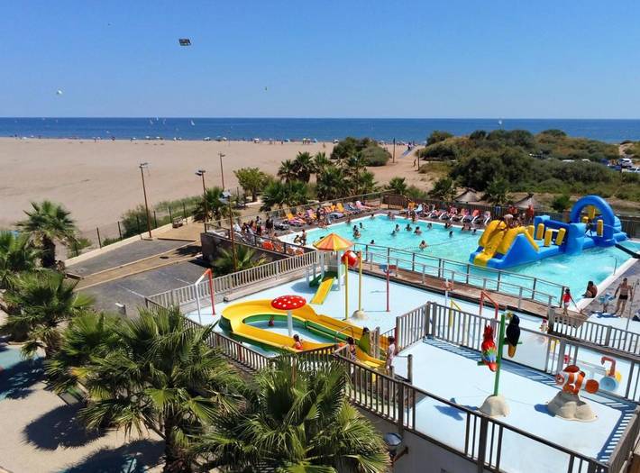 Camping pour 6 personnes, avec terrasse ainsi que piscine et jacuzzi, animaux acceptés