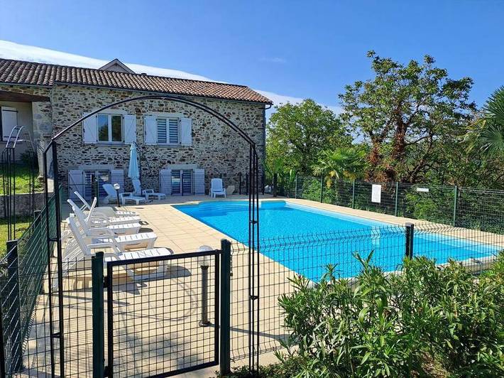 Location de vacances pour 8 personnes, avec Terrasse et Jardin ainsi que Piscine et Vue à Latouille-Lentillac