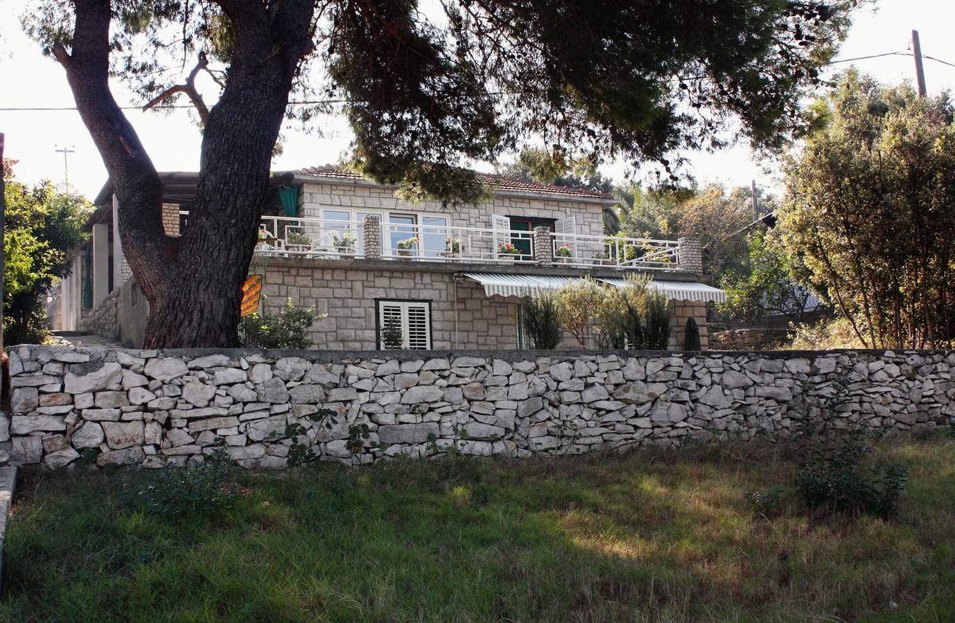 Ganze Wohnung, 3-Zimmer-Ferienwohnung am Strand Necujam, Solta A-5186-a in Necujam, Solta