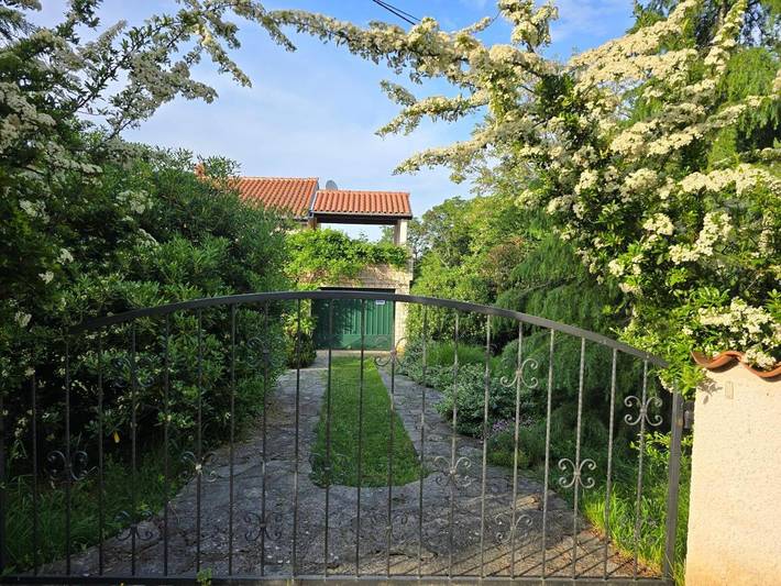 Ferienwohnung für 3 Personen, mit Garten und Terrasse sowie Ausblick in Premantura