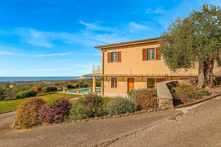 Ferienhaus für 11 Personen, mit Balkon/Terrasse und Whirlpool in Pietrasanta