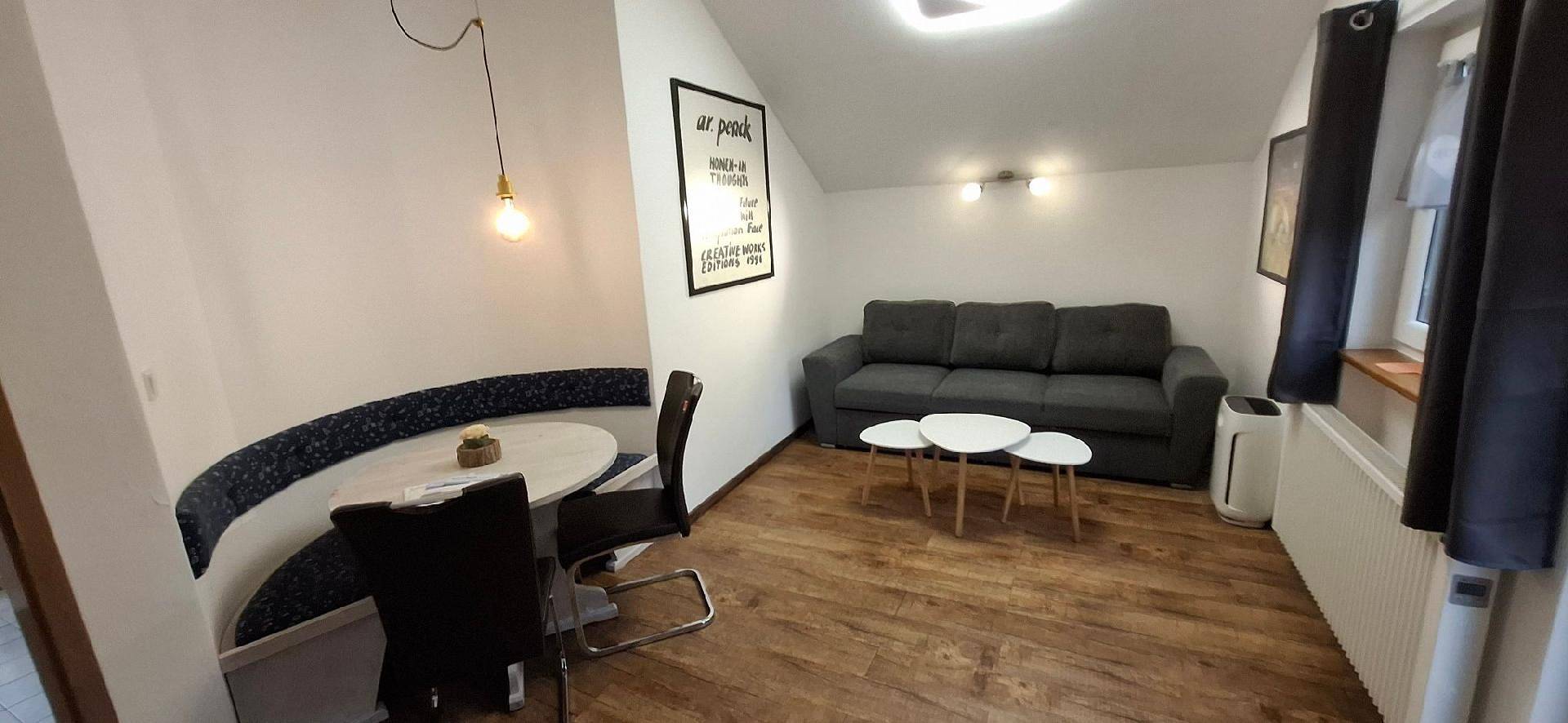 Ganze Ferienwohnung, Appartement in Berghäuser mit Sonnigem Balkon in Grafenwiesen, Ostbayern