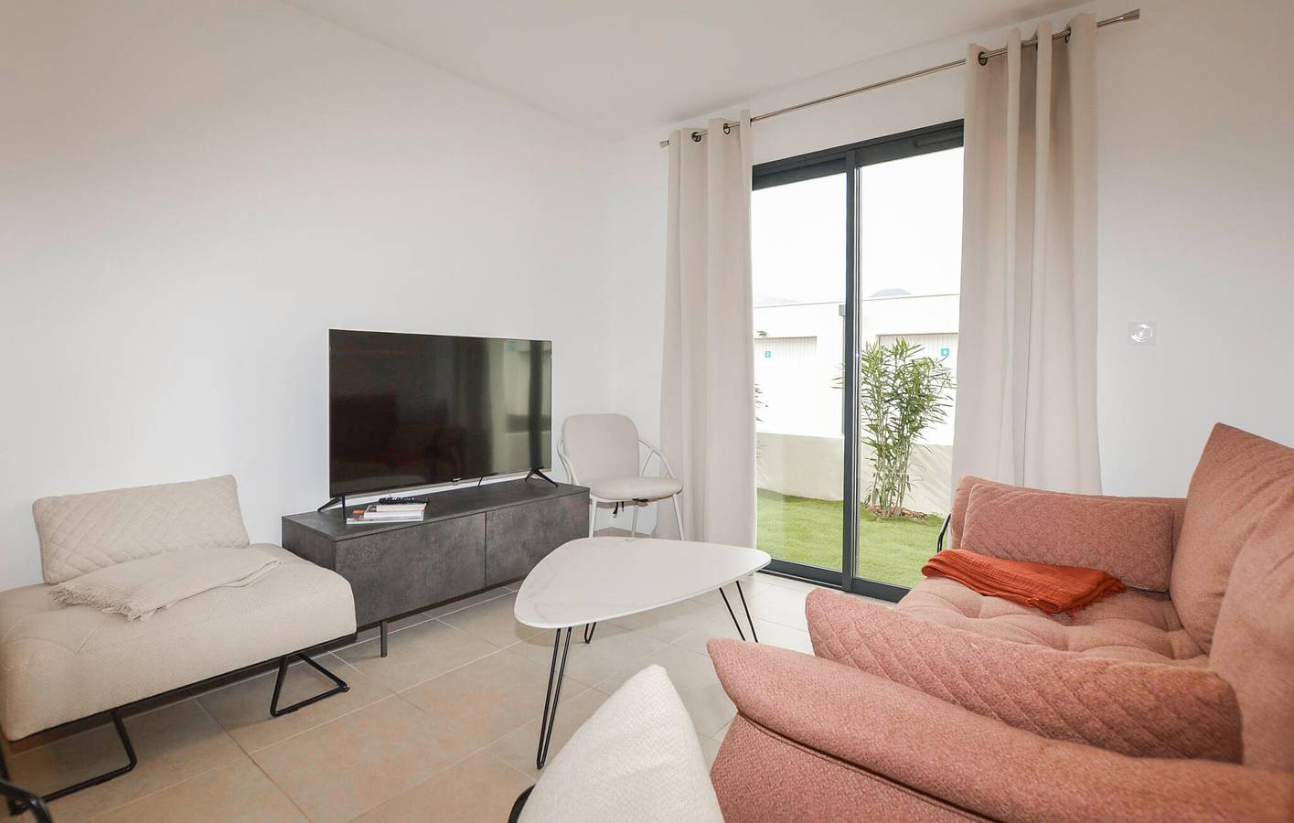 Ganze Ferienwohnung, Charmante Unterkunft, 2 km vom Strand entfernt: Gemütliche 75 m² große Wohnung mit Terrasse und Parkplatz in Folelli, Penta-di-Casinca