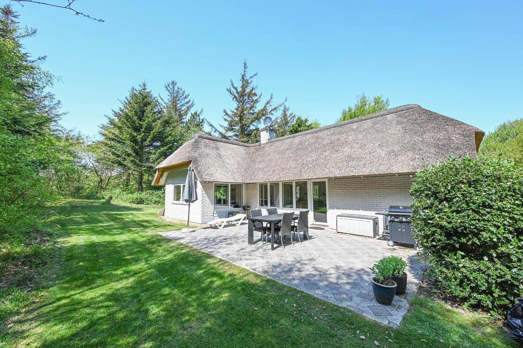 Gut geschützt liegendes Ferienhaus mit Reetdach und Sauna in Ulfborg, Holstebro und Umgebung