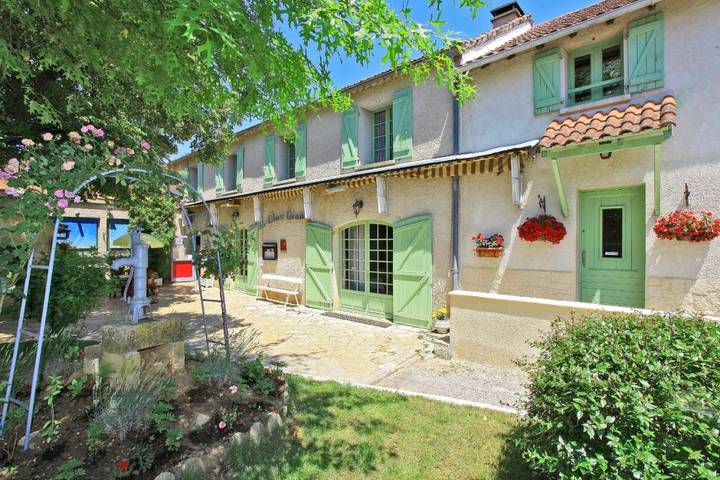 Hôtel pour 2 personnes, avec Terrasse ainsi que Jardin et Piscine à Lhospitalet