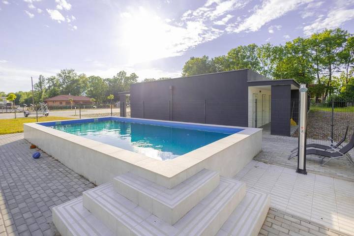 Ferienwohnung für 6 Personen, mit Terrasse und Garten sowie Pool und Seeblick