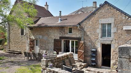 Gîte pour 14 personnes, avec terrasse et jardin, animaux acceptés à Lormes